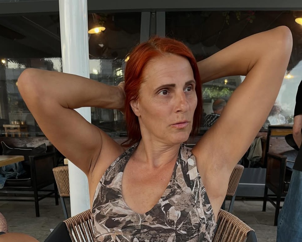 Cornelia Kaisers with her armpits showing
