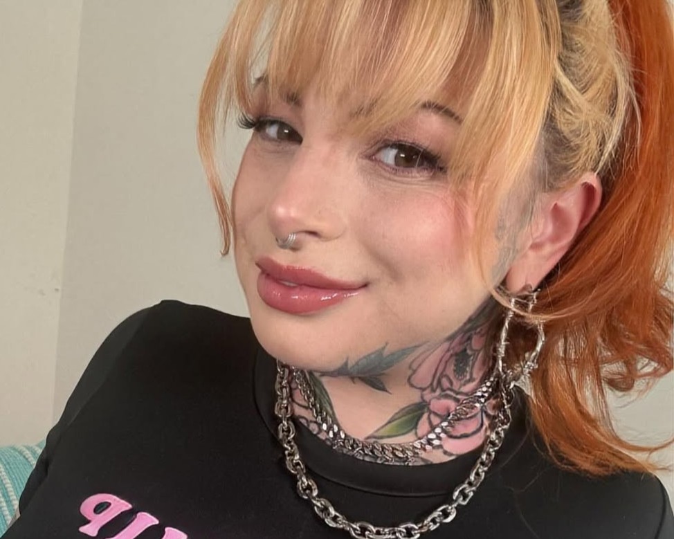 Peggy Sue Winters wearing a tight black tshirt